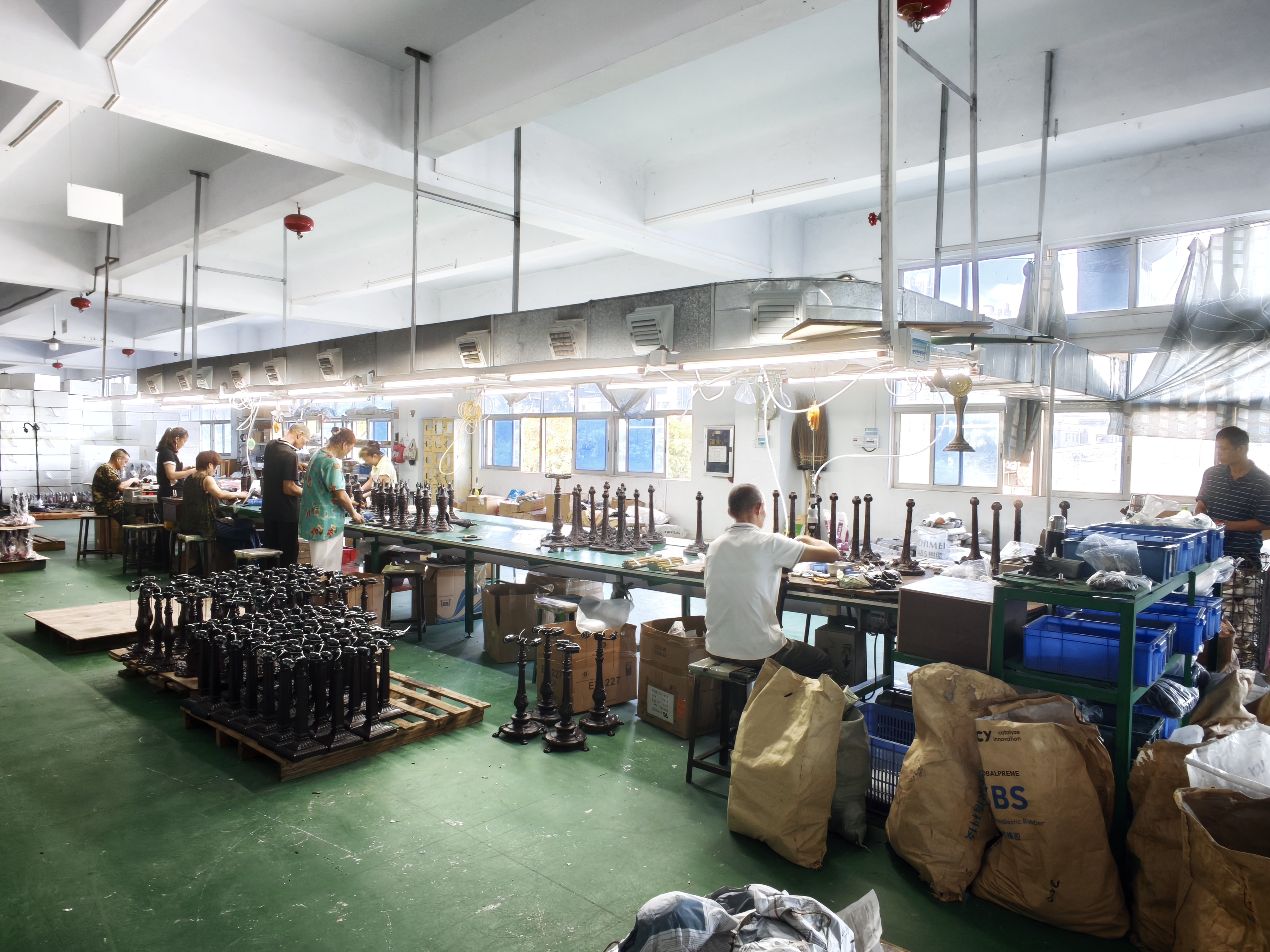 Tiffany lamp assembly production line inside Dong Yuan Lighting factory